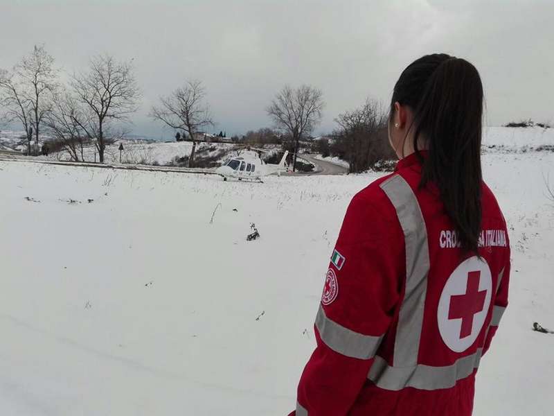 Una volontaria di Croce Rossa guarda la distesa di neve che ha ricoperto le zone colpite dal terremoto in Centro Italia