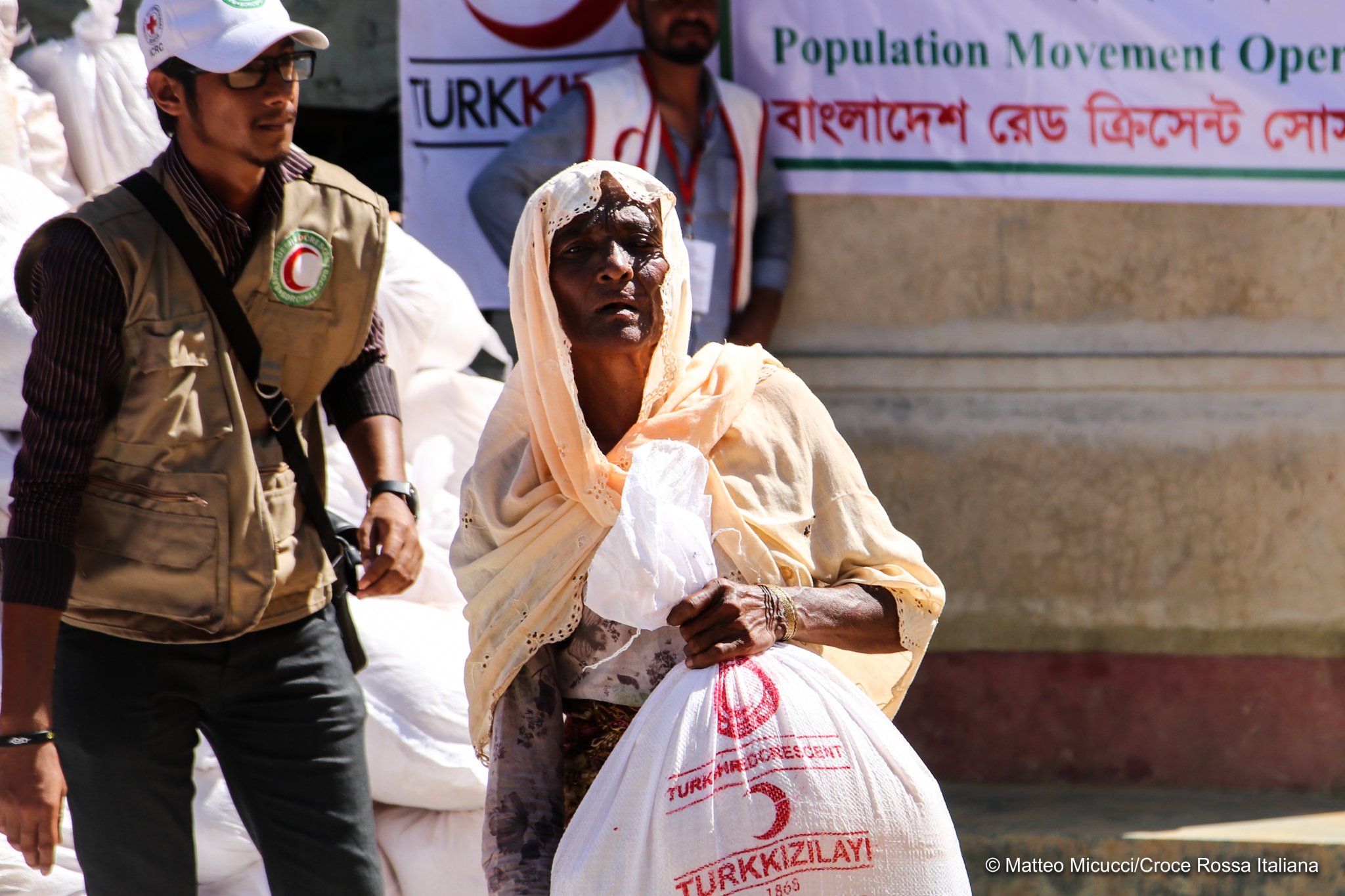 Croce Rossa Italiana in Bangladesh per supportare la Mezzaluna Rossa nelle attività in favore delle persone in fuga dal Myanmar