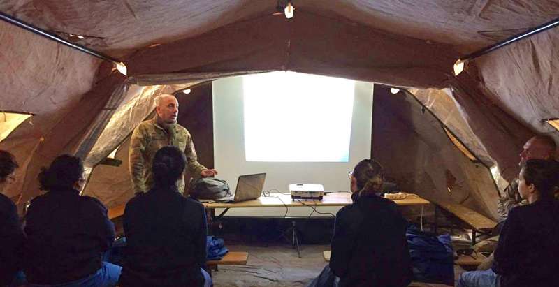 Le Infermiere Volontarie di Brindisi durante una delle lezioni teoriche presso il campo militare della Brigata Marina S. Marco nell'agro di Massafra.