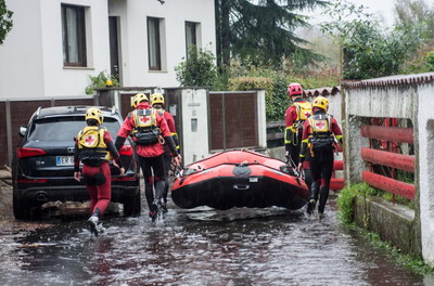 alluvione genova volontari con canotto 