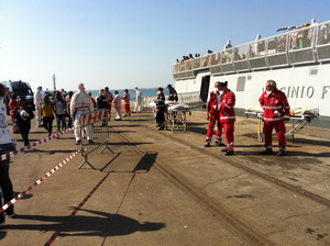 I volontari CRI a lavoro nel porto di Taranto 