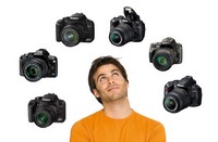 immagine di macchine fotografiche attorno ad una persona