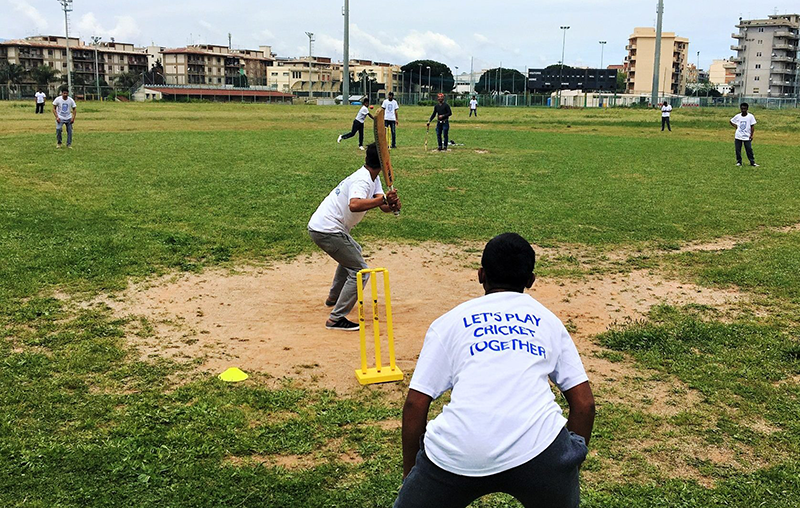 La Croce Rossa Italiana, insieme con UNHCR e CONI, ha patrocinato la seconda edizione della “Giornata del Cricket per profughi e rifugiati”, evento organizzato dalla Federazione Cricket Italiana e svoltosi l’8 e 9 aprile scorsi. Nella foto i ragazzi in campo