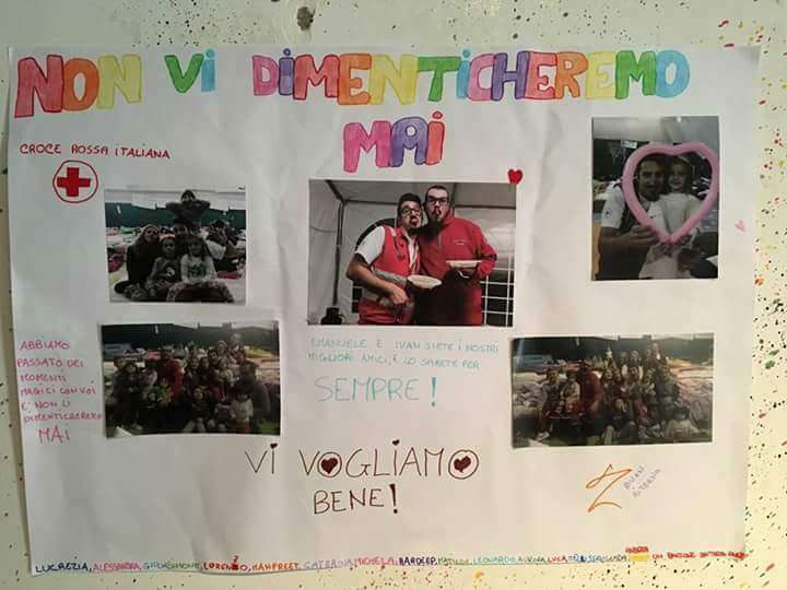 Un cartellone realizzato dai bambini per ringraziare i volontari della Croce Rossa che gli sono stati accanto dai giorni successivi al terremoto