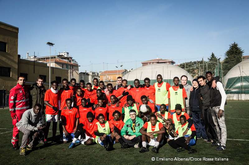 La squadra di calcio dilettantistica del centro accoglienza migranti gestito dalla Croce Rossa a Bresso