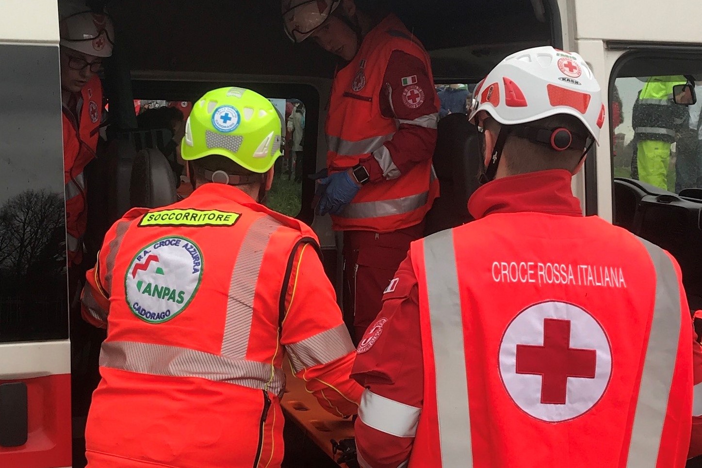 Due operatori di Croce Rossa e ANPAS in attività di soccorso