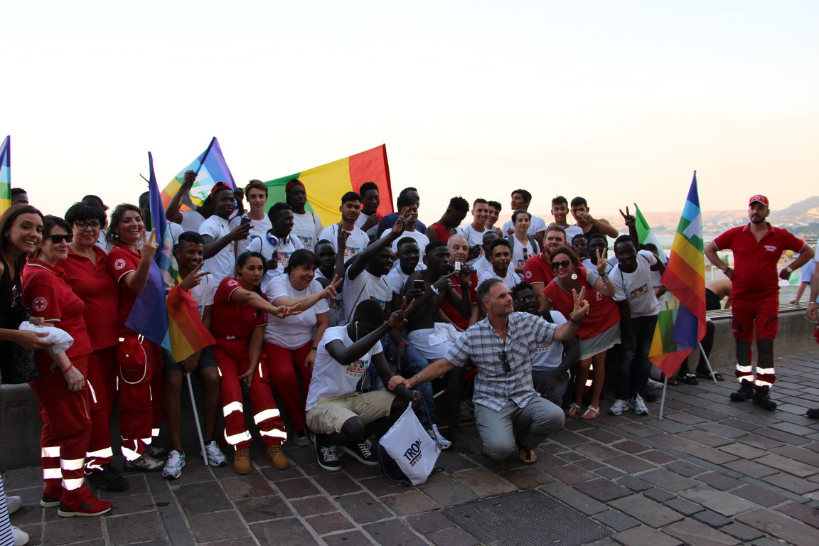 Crotone – I giovani migranti e i crotonesi in un torneo di calcio “Insieme per la Pace”