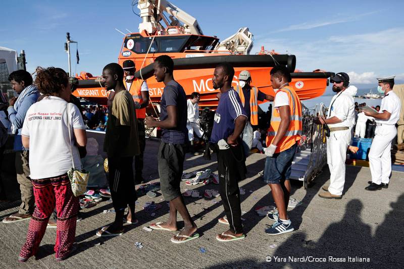 Migranti in fila scendono dalla nave Responder. Foto: Yara Nardi - Croce Rossa