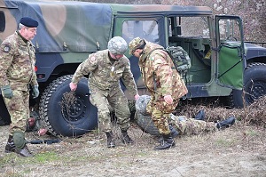 alcuni militari impegnati nell'addestramento