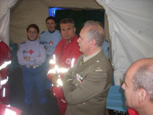 Il Generale Lupini si intrattiene con gli operatori di Croce Rossa