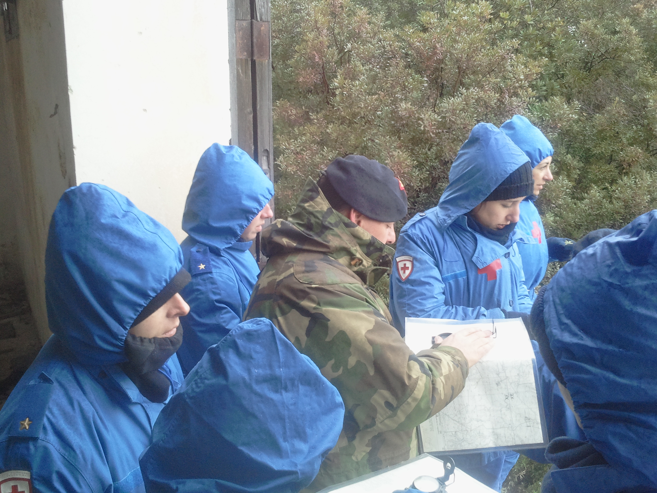 Massafra: le Infermiere volontarie di Brindisi controllano le carte dell'area addestrativa prima dell'inizio dell'attività
