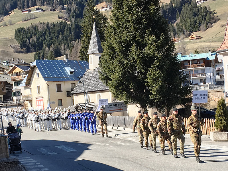 Il corpo militare volontario e le infermiere volontarie della Croce Rossa Italiana sfilano in apertura di CASTA 2017: i Campionati sciistici delle Truppe Alpine in Alta Pusteria.