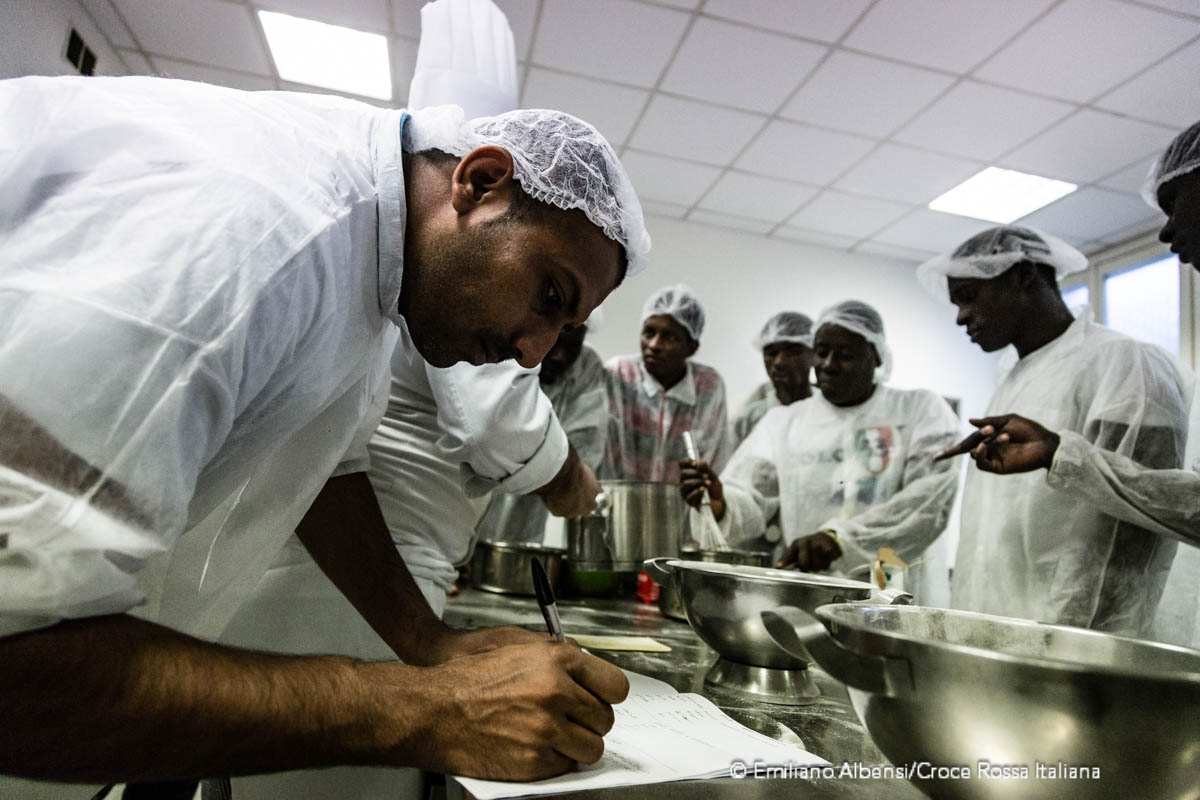 Giovani richiedenti asilo e protezione internazionale imparano in cucina