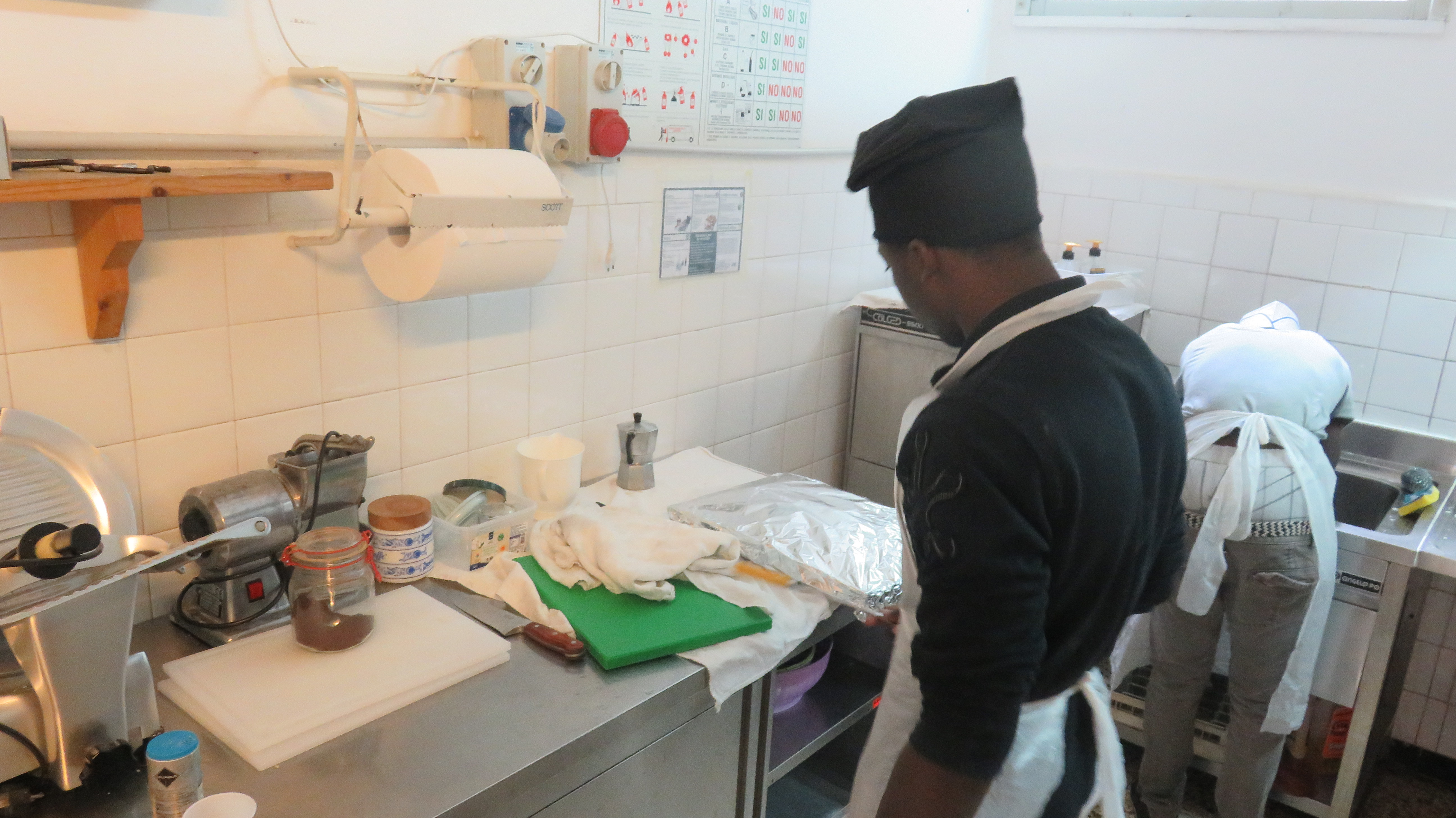 Varese Ligure: nel centro di accoglienza CRI, tredici richiedenti asilo superano un corso da aiuto cuoco