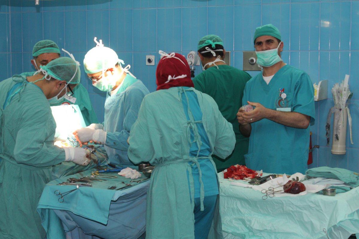Un momento dell'intervento realizzato dai medici della Mezzaluna Rossa Palestinese su una neonata di 16 giorni affetta da teratoma sacrococcigeo ad Hebron.