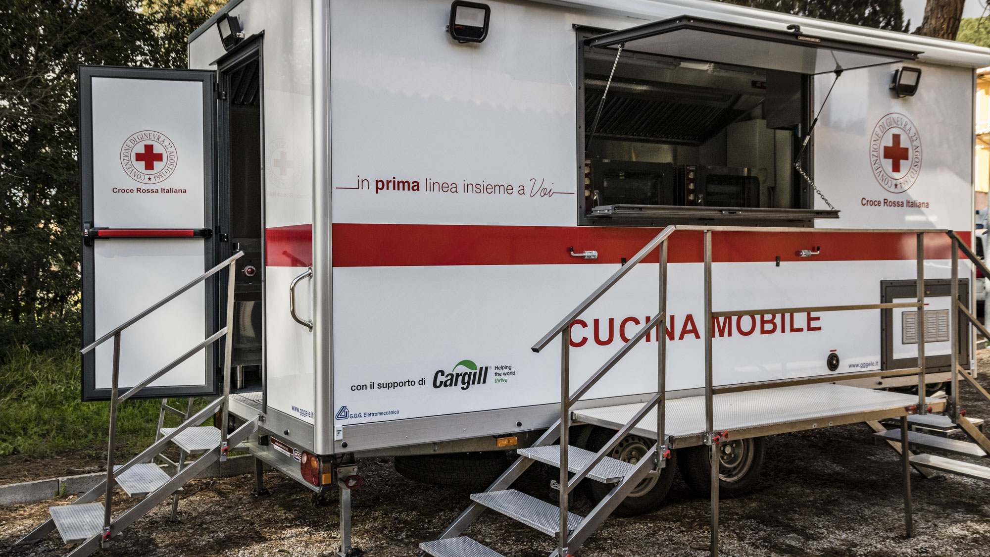 “In prima Linea Insieme a Voi”: la nuova cucina mobile in grado di preparare fino a 500 pasti all’ora 