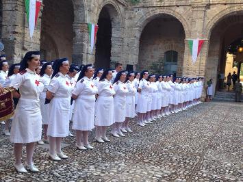 55 nuove Infermiere Volontarie C.R.I. in Sicilia! immagine sorelle cri in fila