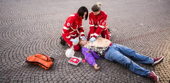 volontari utilizzano defibrillatore su soggetto 