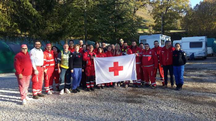 Cittadini di Ancarano di Norcia insieme ai volontari Croce Rossa intervenuti nella piccola comunità dopo il terremoto nel Centro Italia, per allestire un campo di accoglienza completo e garantire assistenza alla popolazione