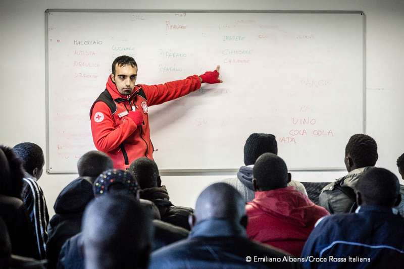 Una lezione del corso di italiano al centro di accoglienza migranti della Croce Rossa a Bresso