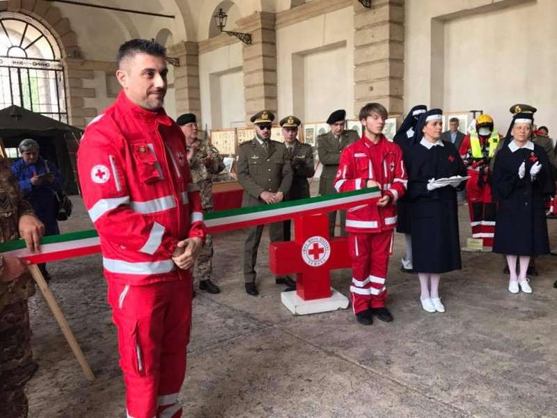 Volontari Croce Rossa al taglio del nastro della mostra storica “130 anni nel cuore di Verona”