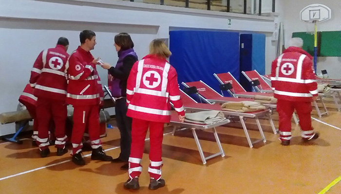 Tromba d'aria a Ladispoli: la Croce Rossa ha allestito un luogo di accoglienza per i cittadini costretti a lasciare la propria casa