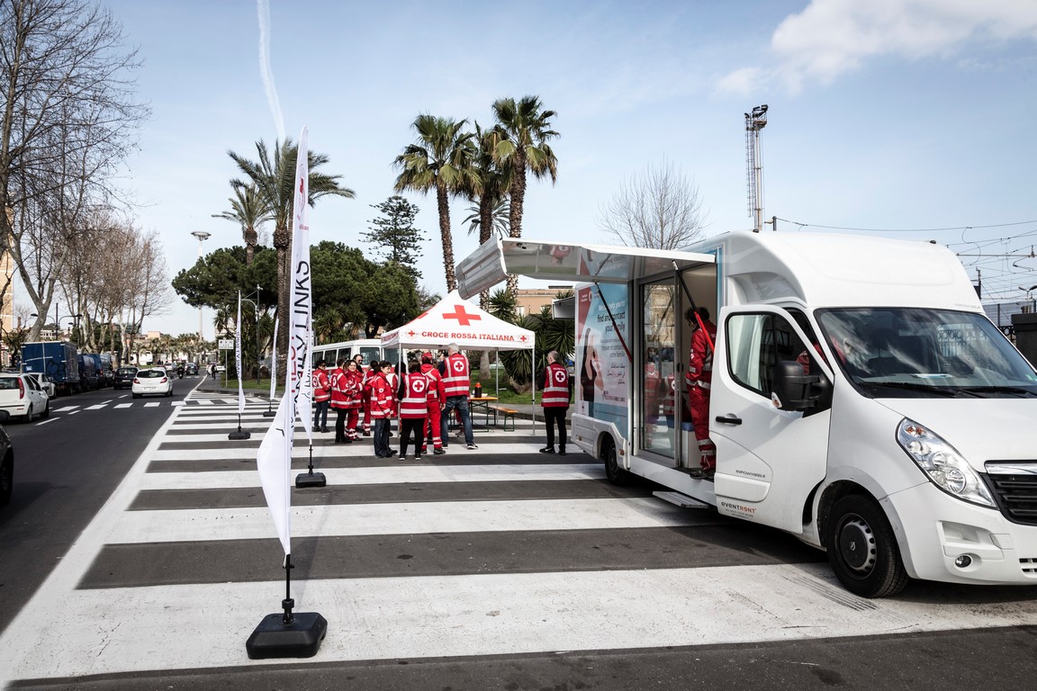 Torna a Roma il Tracing Bus, la cabina telefonica a quattro ruote della Croce Rossa