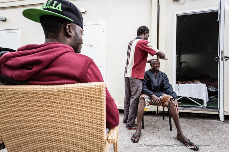 Campo Roya di Ventimiglia: Mohamed taglia i capelli agli altri ragazzi