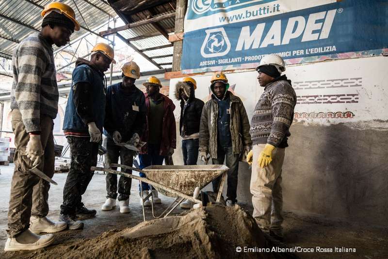 Ragazzi migranti imparano a fare i muratori attraverso un programma di formazione avviato da Croce Rossa