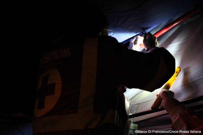 Operatori CRI al lavoro per assistere le vittime del terremoto del 26 ottobre 2016 . Foto: Marco Di Francesco, Croce Rossa Italiana
