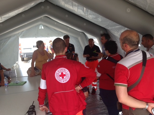 I volontari CRI di Brindisi nella fase di preparazione per l'assistenza ai migranti 