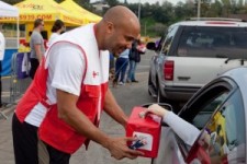 Un operatore di Croce Rossa raccoglie delle donazioni