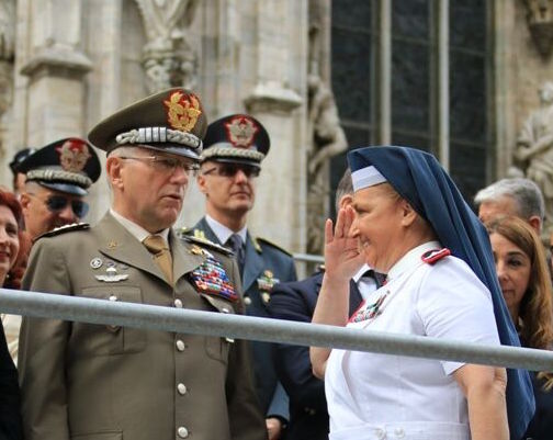 L'Ispettrice Nazionale del Corpo II.VV. CRI S.lla Monica Dialuce Gambino e il Capo di Stato Maggiore della Difesa, Generale Claudio Graziano.