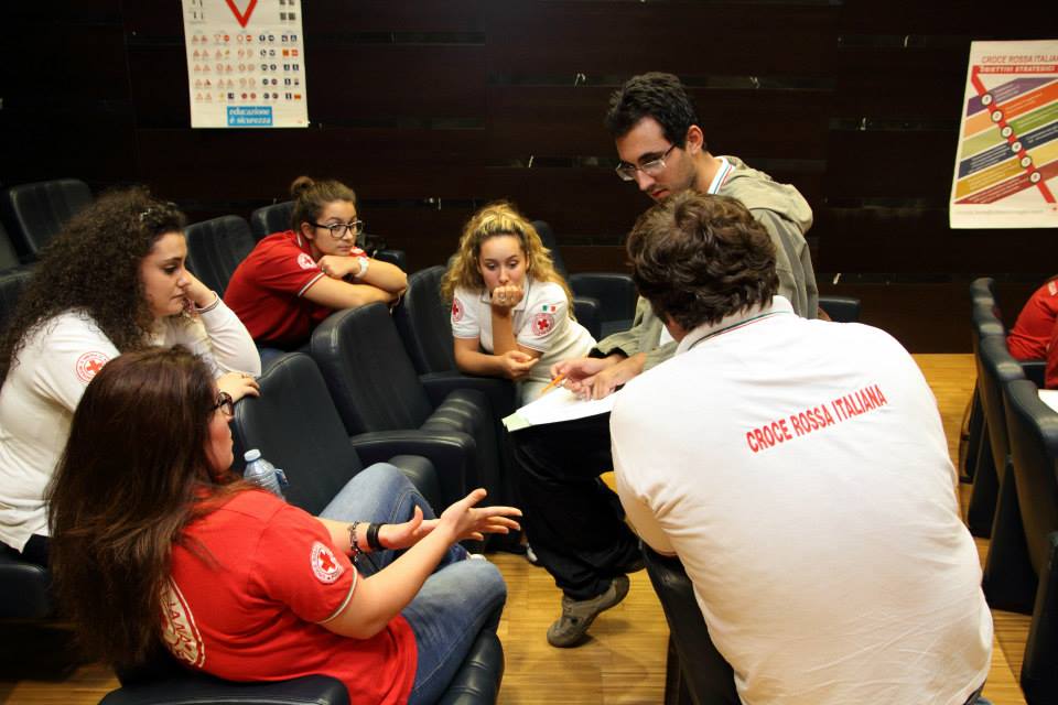 Volontari CRI in riunione 