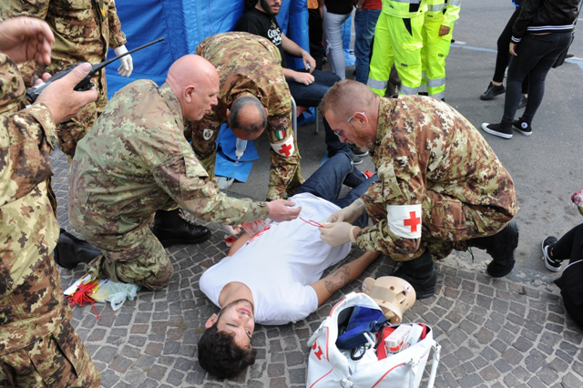 Esercitazione Efesto 2017: soccorritori del Corpo Militare Volontario della Croce Rossa Italiana intervengono su un ferito