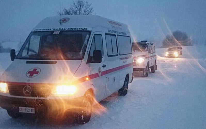 Mezzi della Croce Rossa viaggiano sulla neve per raggiungere le zone colpite dal terremoto in Centro Italia