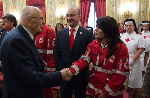 immagine del Presidente della Repubblica Italiana insieme ai volontari della croce rossa italiana