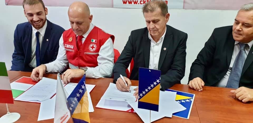 Il memorandum è stato firmato tra il Presidente lombardo Antonio Arosio e il Segretario Generale bosniaco Namik Hodžić alla presenza di Flavio Ciriaci (Delegato Internazionale per i Balcani) e Elmir Camic' (Head Officer CICR per i Balcani)