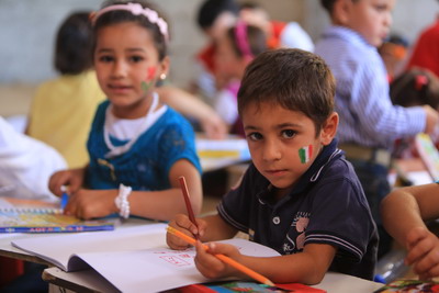 Bambino siriano a scuola 
