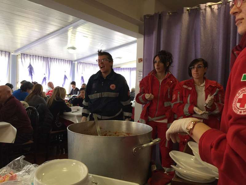 Grigliata solidale per i terremotati: volontari Croce Rossa impegnati nella distribuzione del cibo