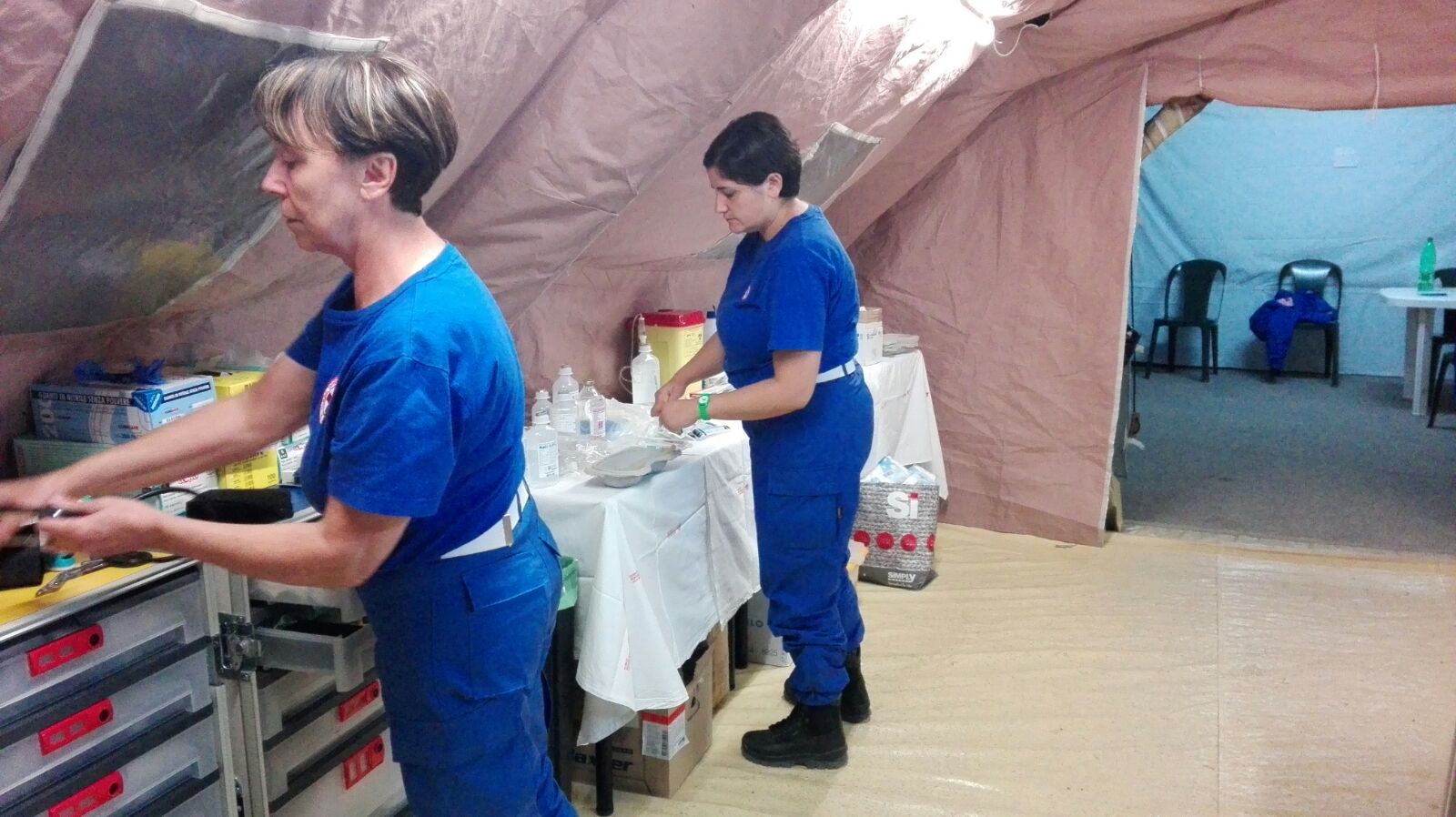 Due Infermiere Volontarie CRI a lavoro nel PMA di Amatrice