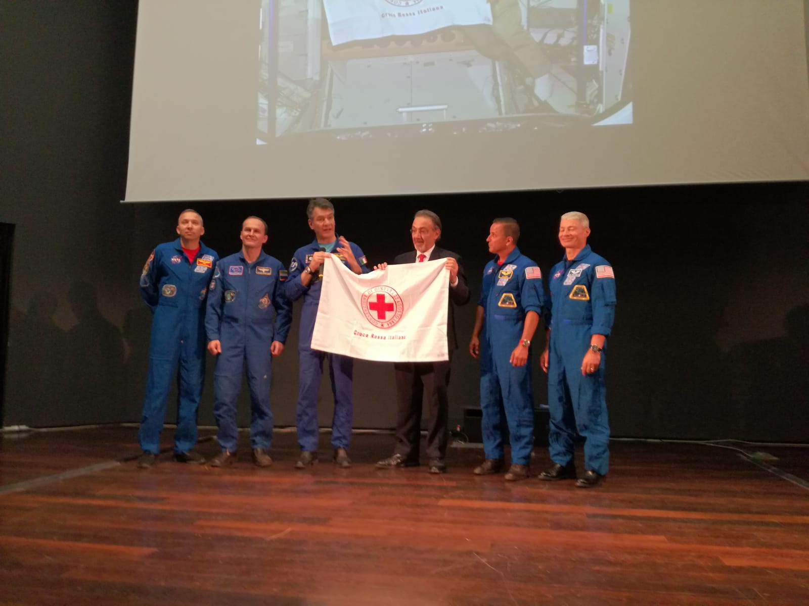 Bandiera CRI nello spazio: alla riconsegna dell’emblema presente anche il Molise