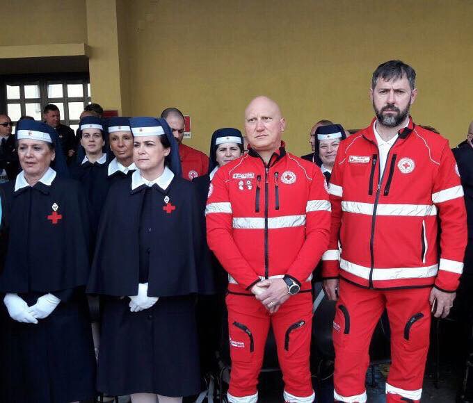 Infermiere volontarie e volontari CRI assistono alla cerimonia di avvicendamento nell'incarico di comandante interregionale a Messina