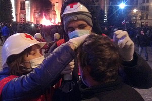 Soccorritori della croce Rossa Ucraina aiutano un ferito durante gli scontri