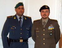 Il tenente Ciro Gifuni con il finanziere premiato, Leonardo Maiorano