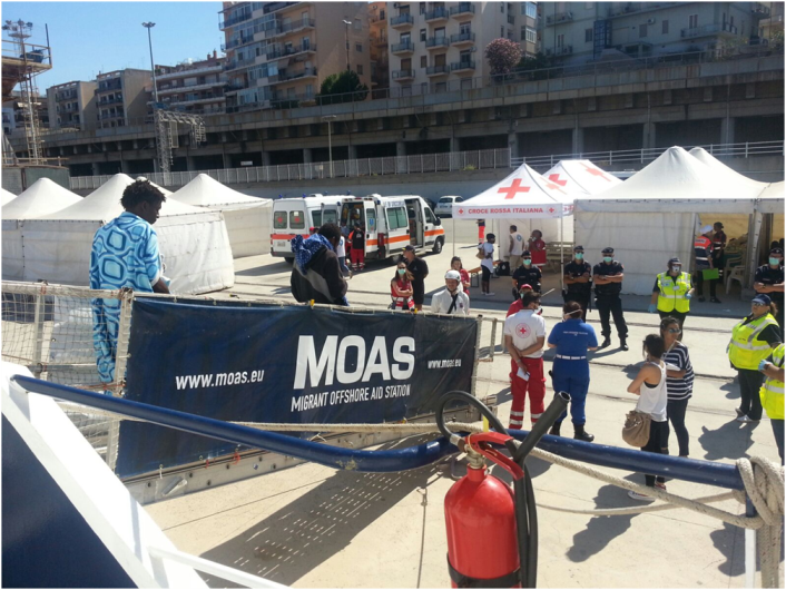 Sbarco dei migranti al porto di Reggio Calabria