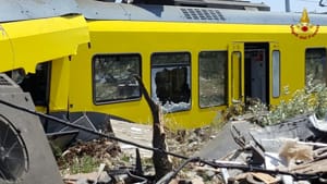 Uno dei treni coinvolto nel disastro ferroviario in Puglia