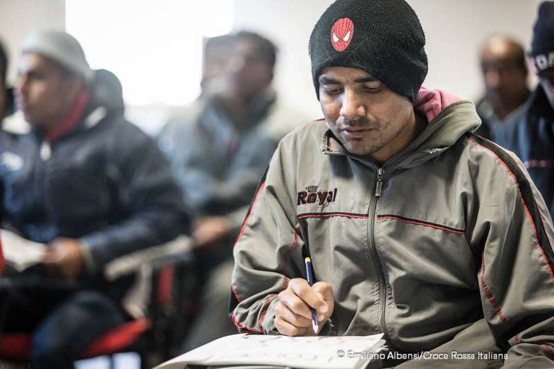  centro di accoglienza migranti della Croce Rossa a Bresso: uno dei ragazzi che frequentano le lezioni di italiano per stranieri