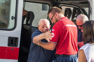 Un volontario CRI aiuta un signore anziano