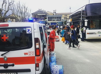 volontari croce rossa susa assistono passeggeri 